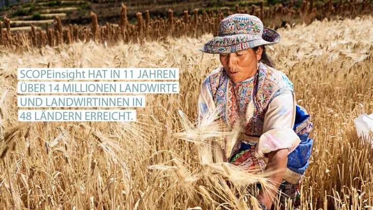Eine Frau im Kornfeld, die Feldarbeit verrichtet. Links im Bild steht der Text "SCOPEinsight hat in 11 Jahren über 14 Millionen Landwirte und Landwirtinnen in 48 Ländern erreicht."
