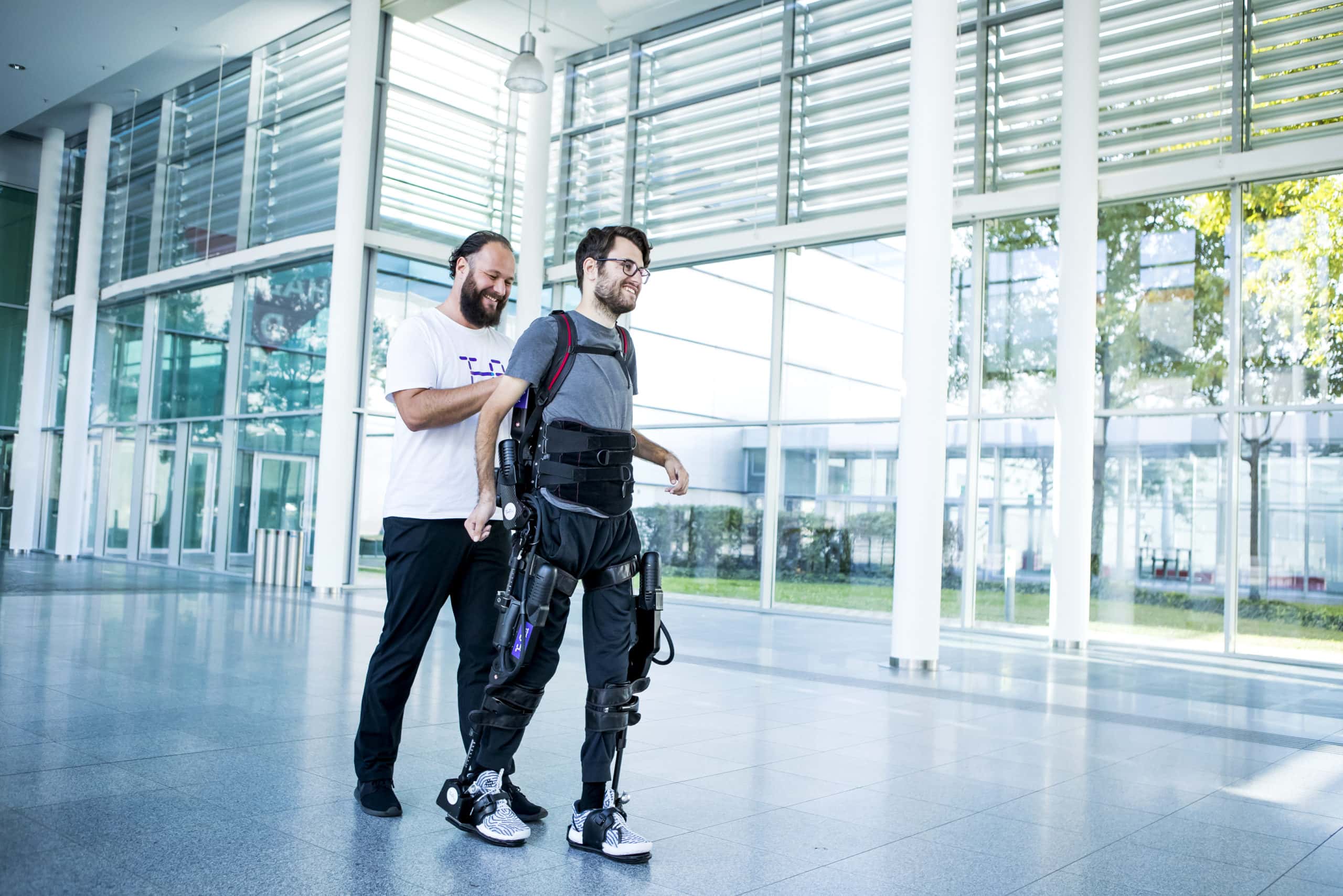 Mann bei der exoskelettalen Gangtherapie von tech2people