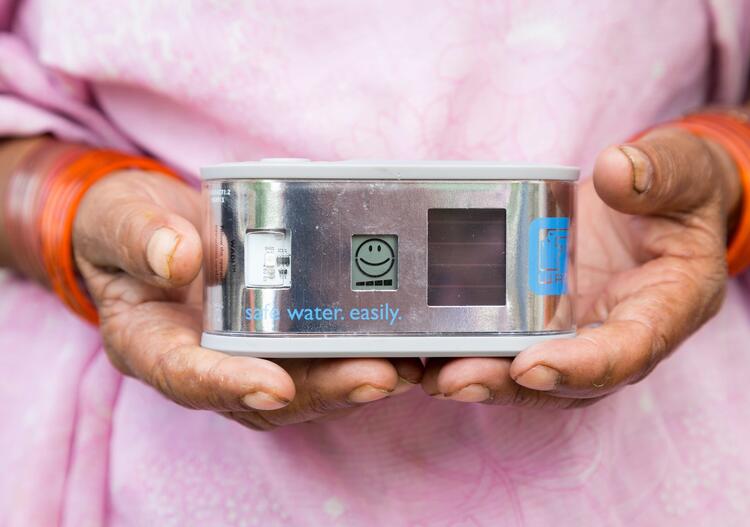 Eine Person hält das solarbetriebenes UV-Messgerät WADI in der Hand.