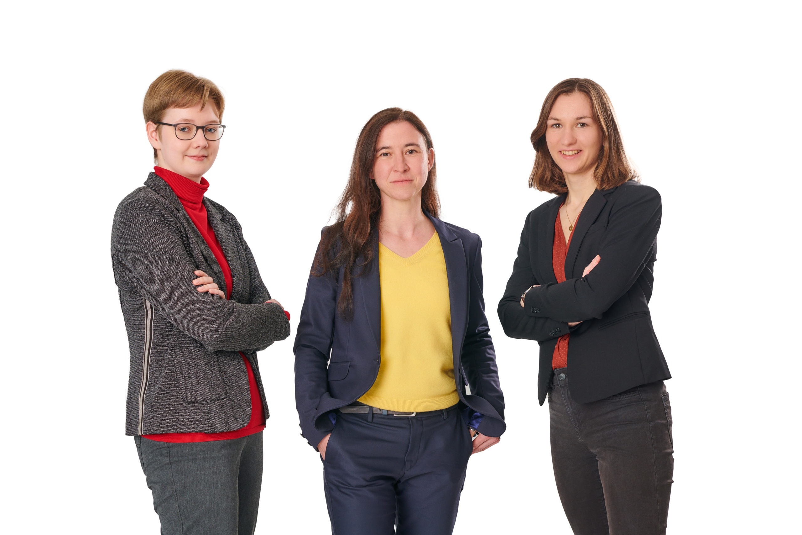Foto vom avesco Analyse-Team. Drei junge Frauen schauen vor weißen Hintergrund in die Kamera