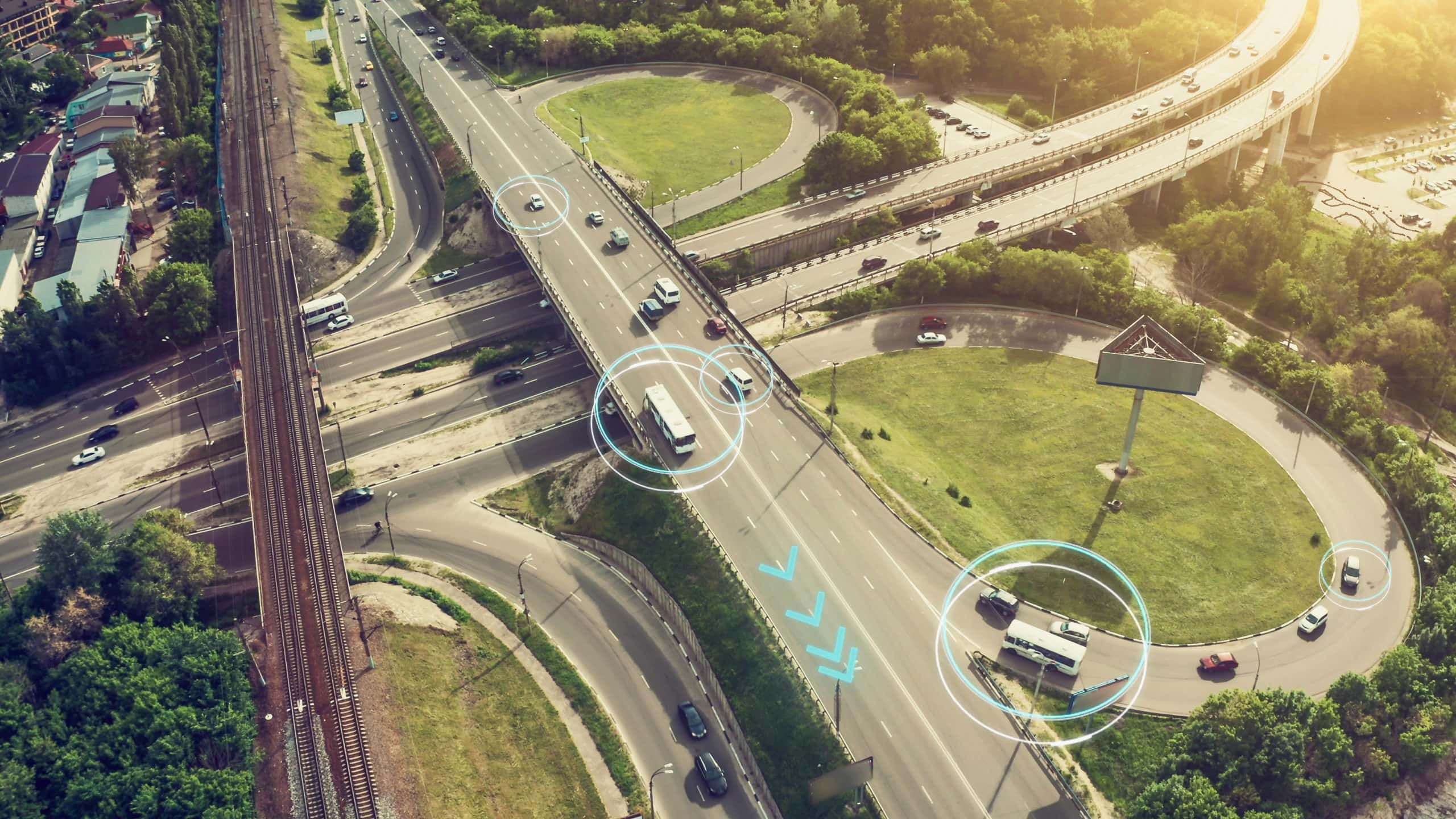 Luftaufnahme von Autos und Bussen, die sich auf Stadtkreuzungen bewegen. Eine künstliche Intelligenz scannt die Straßen mit Sensoren und kontrolliert die Fahrzeuge im Verkehr.