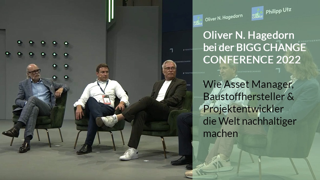 Oliver N. Hagedorn sitzt auf einer Bühne der BIGG CHANGE CONFERENCE 2022. Mit ihm auf der Bühne Philipp Utz, Vanja Schneider, Udo Schramek und Olaf Brandenburg.