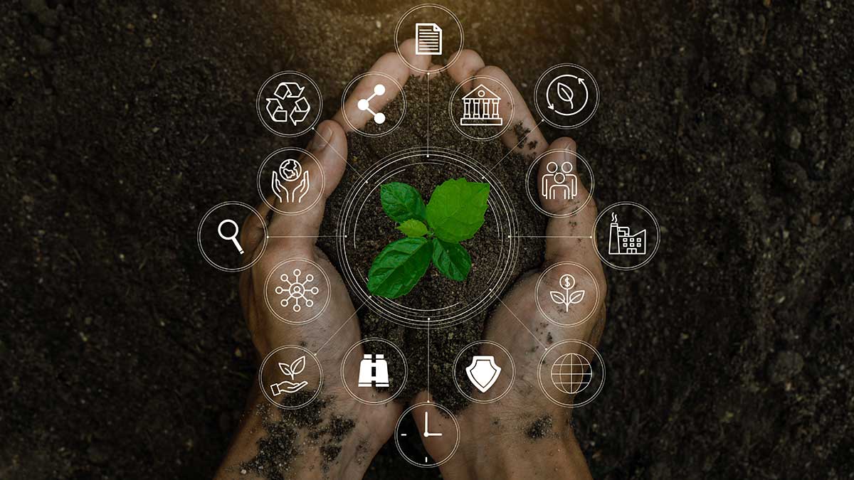 Foto von einem Paar Hände mit Erde gefüllt. Auf einer Ebene darüber die grafische Darstellung eines ESG-Symbol-Konzepts für Umwelt, Soziales und Governance durch den Einsatz von Technologie der erneuerbaren Ressourcen zur Verringerung der Umweltverschmutzung und Kohlenstoffemissionen.