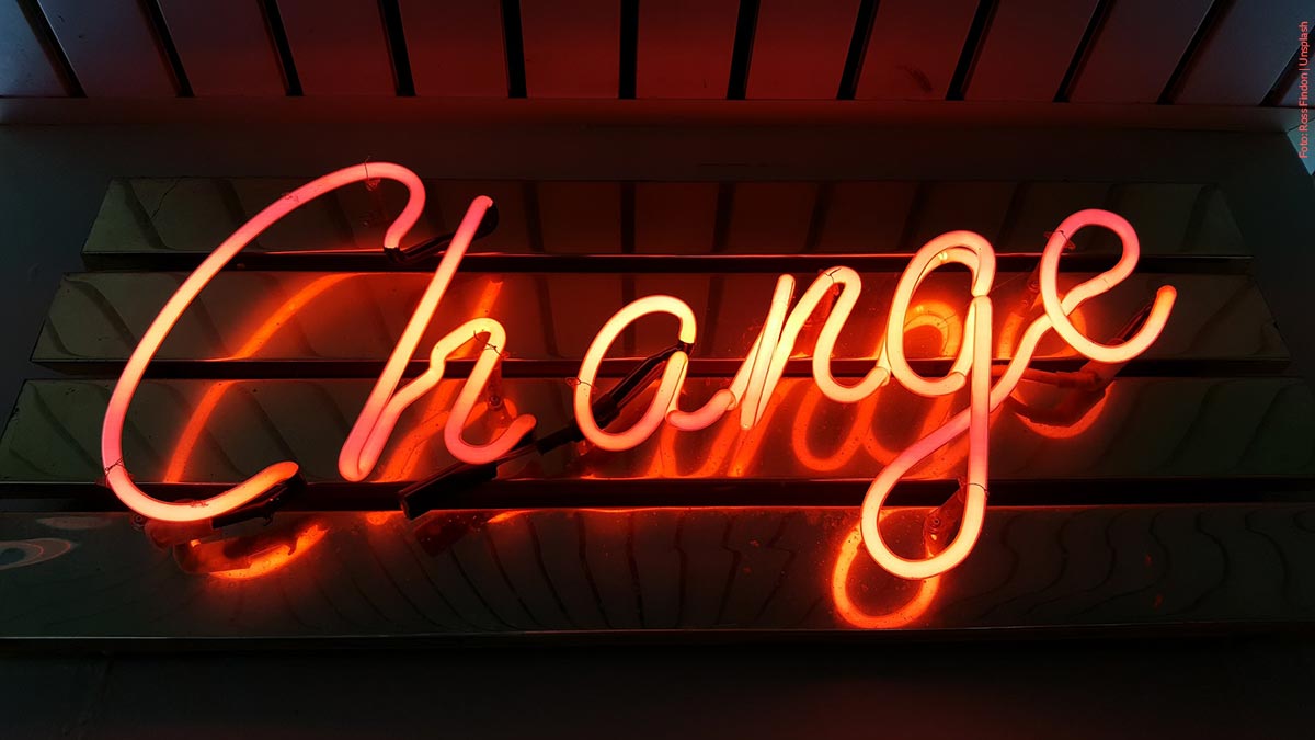 Eine Leuchtschrift, die das Wort "Change" zeigt.