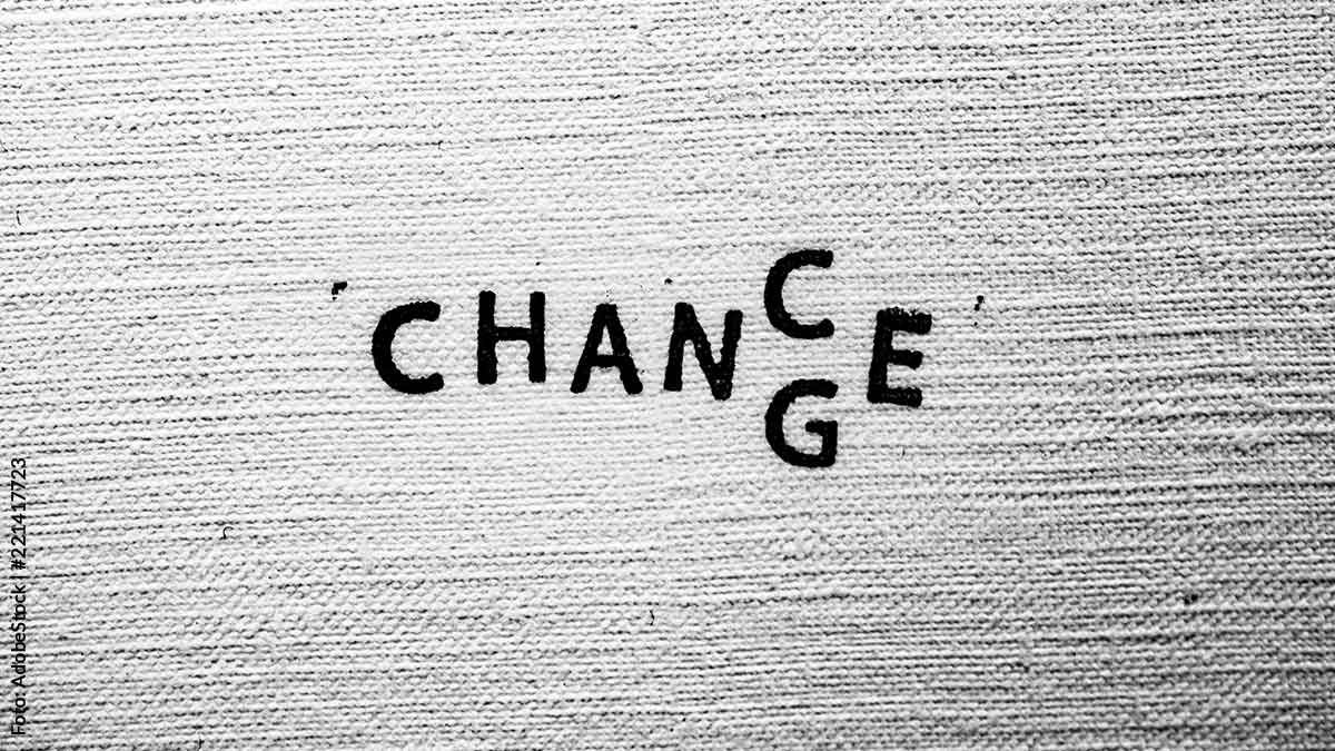 Auf einem leinenartigen Untergrund steht das Hybrid-Word "Change" / "Chance".